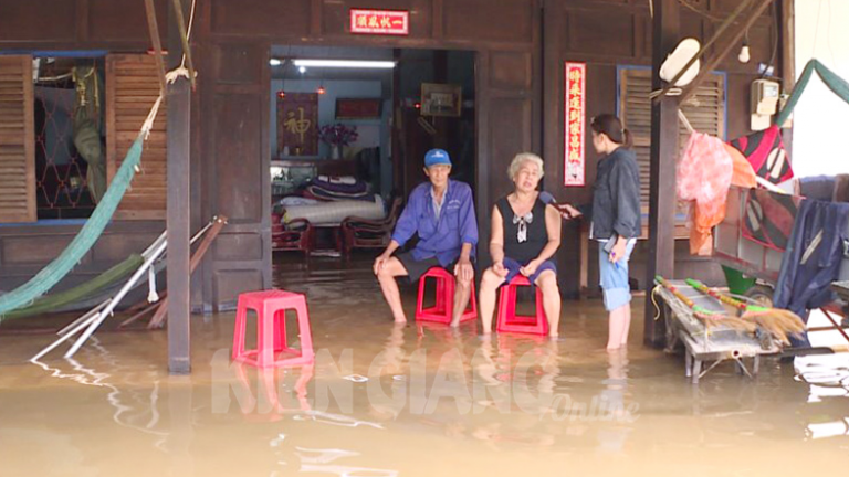 Nước dâng gây ngập nhà dân tại ấp An Thành, xã Bình An, huyện Châu Thành (Kiên Giang) vào đợt triều cường ngày 10/7/2022. Ảnh: Báo Kiên Giang
