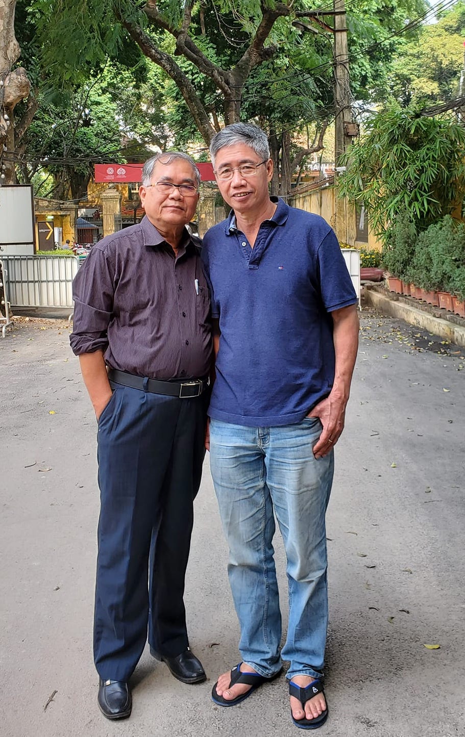 Chụp với tác giả Nguyễn Thái Long (trái) trong can-tin trạm 66. Ảnh: FB Truong Huy San (Osin HuyDuc)