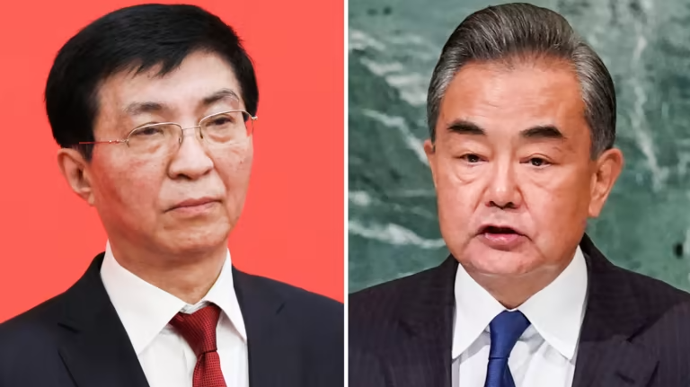 Vương Nghị (phải) sẽ báo cáo với Vương Hỗ Ninh về chính sách an ninh liên quan đến thống nhất Đài Loan và quan hệ với Mỹ. Ảnh: Reuters