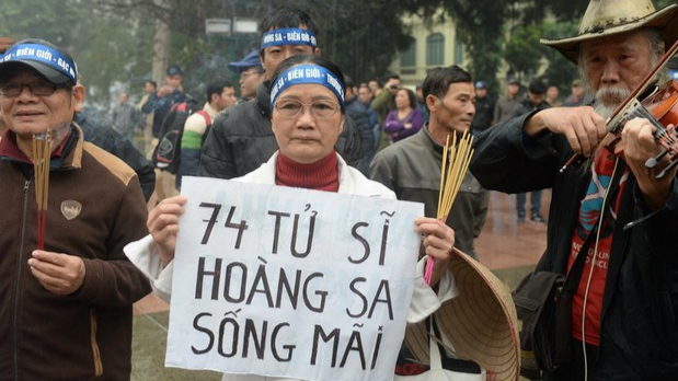 Người dân Hà Nội tưởng niệm ngày Trung Quốc cưỡng chiếm Hoàng Sa, hình chụp ngày 19/1/2017. Ảnh: AFP