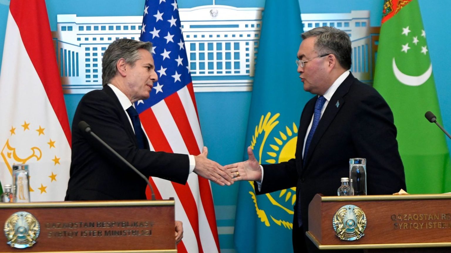 Ngoại trưởng Antony Blinken (trái) của Mỹ bắt tay Ngoại trưởng Mukhtar Tleuberdi của Kazakhstan tại cuộc họp báo ở Astana, Kazakhstan, hôm 28/2/2023. Ảnh: Olivier Douliery/ Pool/ AFP via Getty Images