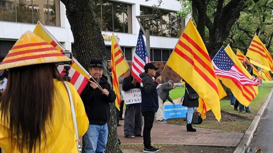 Người Việt tại Houston, Texas biểu tình đòi nhà nước CSVN kiện Trung Quốc xâm chiếm Hoàng Sa, Trường Sa do Cơ sở Việt Tân tại Houston tổ chức hôm 18/3/2023 trước Lãnh sự quán Trung Quốc tại Houston. Ảnh: Cơ sở Việt Tân Houston