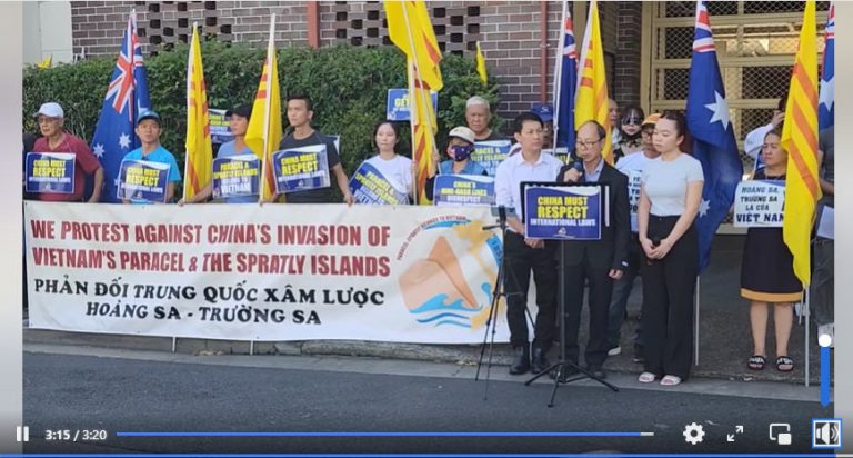 Biểu tình trước Tổng Lãnh Sự Trung Quốc tại Sydney, Úc Châu nhằm phản đối Trung Cộng cưỡng chiếm Hoàng Sa và Trường Sa của Việt Nam bằng võ lực, đồng thời lên án Trung Cộng gây hấn tại Biển Đông, do Cơ sở Việt Tân Sydney tổ chức hôm 18/3/2023