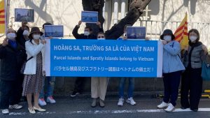 Người Việt tại Tokyo phản đối hành động của Trung Quốc tại quần đảo Hoàng Sa và Trường Sa của Việt Nam trước đại sứ quán nước nầy hôm 19/3/2023. Ảnh: Cơ sở Việt Tân tại Nhật