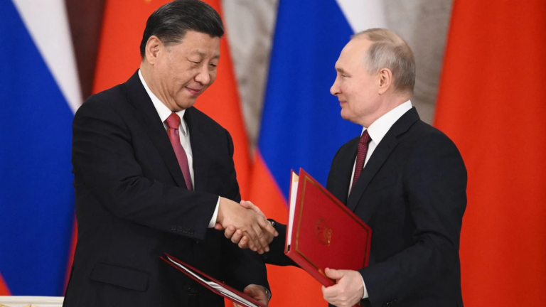 Tổng thống Nga Vladimir Putin và Chủ tịch Trung Quốc Tập Cận Bình bắt tay trong lễ ký kết sau cuộc hội đàm tại Điện Kremlin ở Moscow vào 21/3/2023. Ảnh: Vladimir Astapkovich/ Sputnik/ AFP via Getty Images