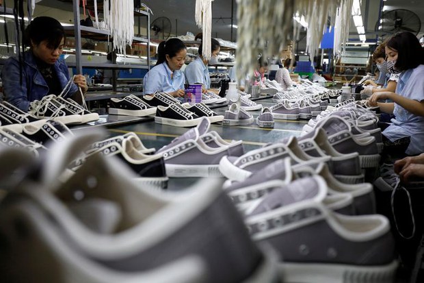 Công nhân một nhà máy sản xuất giày thể thao vào tháng 9/2020. Ảnh: Reuters