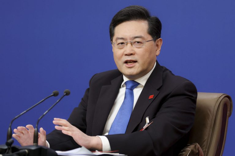 Ngoại Trưởng Tần Cương của Trung Quốc tại cuộc họp báo hôm 7/3/2022. Ảnh: Lintao Zhang/ Getty Images
