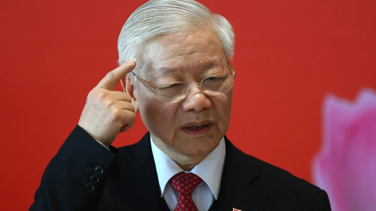 Chiến dịch đốt lò của Tổng Bí thư Nguyễn Phú Trọng khiến nhiều cán bộ "không dám làm gì." Ảnh: AFP