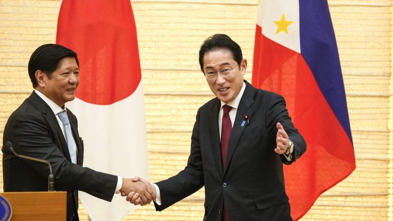 Tổng thống Philippines Ferdinand Marcos Jr. (trái), thăm Nhật hôm 9/2, được Thủ tướng Nhật Fumio Kishida đón tiếp. Philippines ngày càng gần Mỹ, Nhật, Úc, Nam Hàn vì cách hành xử nói một đằng làm một nẻo của giới lãnh đạo Trung Quốc. Ảnh: Kimimasa Mayama – Pool/ Getty Images