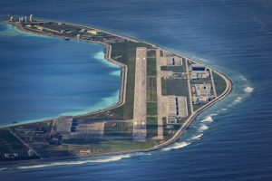 Một góc đá Vành Khăn (Mischief Reef) được Trung Quốc bồi đắp thành đảo nhân tạo và xây dựng phi trường, hải cảng, trạm radar cùng nhiều cơ sở hạ tầng quân sự khác. Hình chụp ngày 25/10/2022. Ảnh: Ezra Acayan/ Getty Images