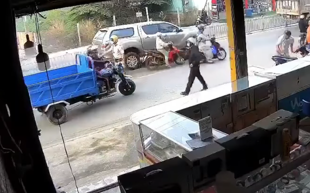 Cảnh sát giao thông chặn hai xe máy làm rào chắn xe ô tô chở ma tuý, khiến hai người mất mạng. Ảnh: Cắt từ Youtube clip