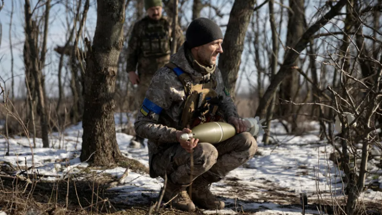 Một binh lính Ukraine ôm quả đạn súng cối, Donetsk, Ukraine, tháng 2/2023. Ảnh: Marko Djurica / Reuters