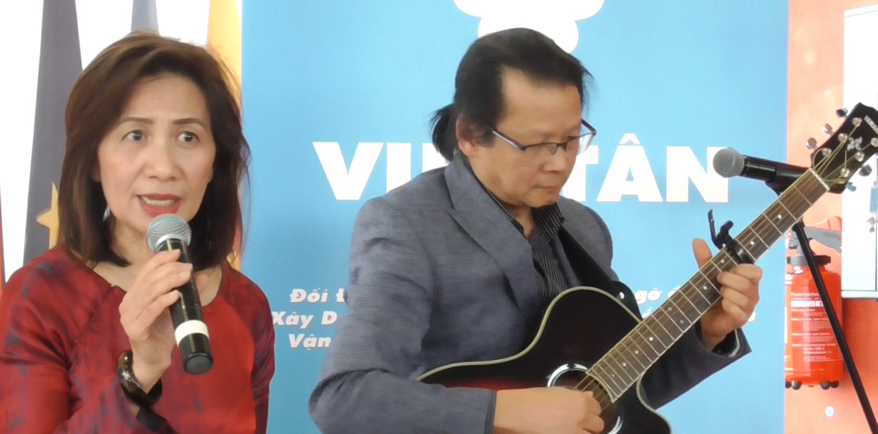 Ca sĩ Thụy Uyển và nhạc sĩ Cao Thình đóng góp các bài hát đặc sắc cho buổi nói chuyện