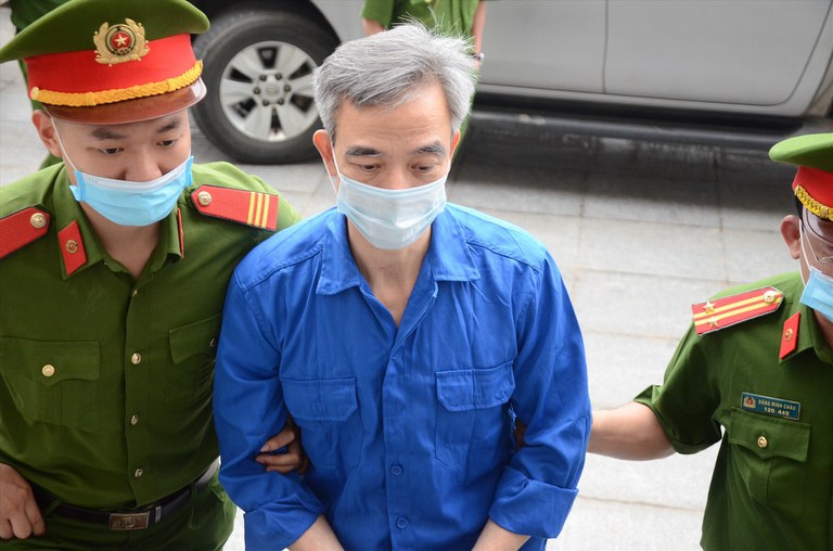 Cựu Giám đốc Bệnh viện Tim Hà Nội Nguyễn Quang Tuấn ra tòa hôm 17/4/2023. Ảnh: Lao Động