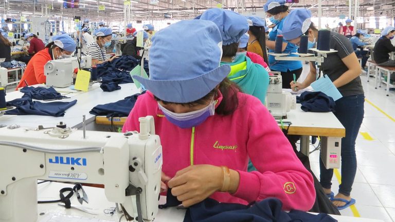 Công nhân làm việc trong nhà máy ở Bạc Liêu thuộc Tập đoàn Dệt may Việt Nam. Ảnh: Công nhân làm việc trong nhà máy ở Bạc Liêu thuộc Tập đoàn Dệt may Việt Nam. Ảnh: VnExpress