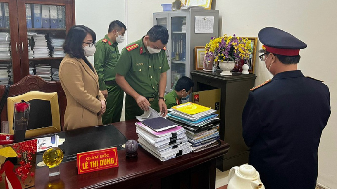 Công an khám xét văn phòng của cô giáo Lê Thị Dung. Ảnh: CA huyện Hưng Nguyên