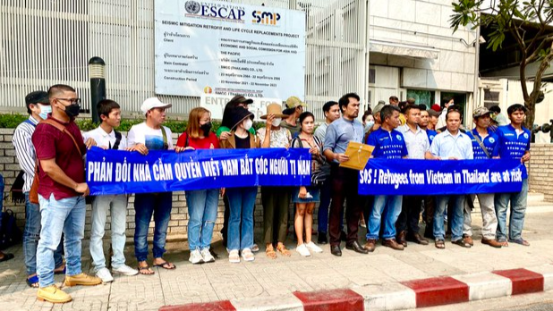 Người Việt Nam tị nạn biểu tình trước Văn phòng UNHCR ngày 19/4. Ảnh: Người tị nạn gửi đến RFA