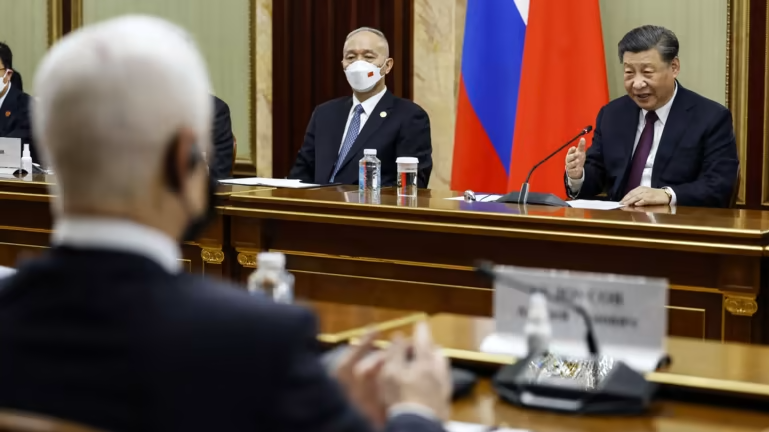Tập tham dự cuộc gặp với Thủ tướng Nga Mikhail Mishustin tại Moscow vào ngày 21/03. Thái Kỳ ngồi cạnh ông. Ảnh: Reuters