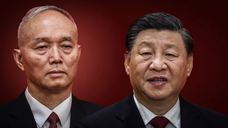 Chủ tịch Trung Quốc Tập Cận Bình đã chọn người thân cận lâu năm Thái Kỳ (trái) làm chủ nhiệm Văn phòng Trung ương Đảng, một vai trò trên thực tế giống như chánh văn phòng của họ Tập. Ảnh: Nikkei