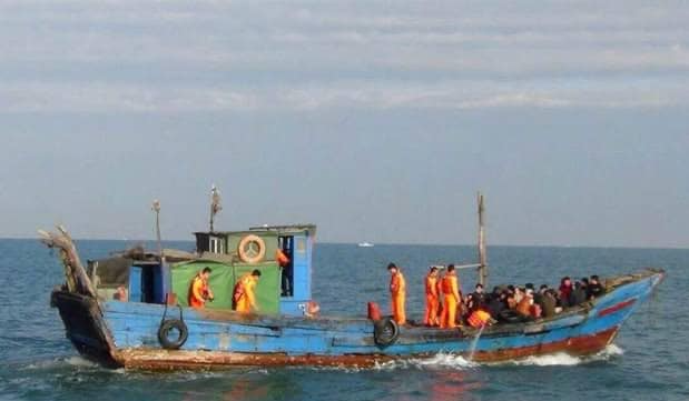 Chiếc thuyền bị lật trên biển làm cho 14 người Việt (9 nam và 5 nữ) bỏ mạng. Họ vượt biên bằng đường bộ sang Phúc Kiến, rồi từ đó mua ghe đi sang Đài Loan. Nhưng chuyến vượt biển không thành. Ảnh minh họa: FB Tuấn Nguyễn