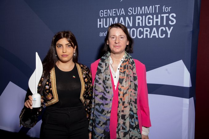 Nhà hoạt động và là cựu tù chính trị người IranShima Babaei (trái) nhận giải “Người đấu tranh tích cực nhất cho Quyền lợi của Người Phụ Nữ năm 2023” do bà Genoveva Tisheva, Phó Chủ tịch Ủy ban Liên Hiệp Quốc về Xóa bỏ phân biệt đối xử với phụ nữ trao giải. Ảnh: Twitter @GenevaSummit
