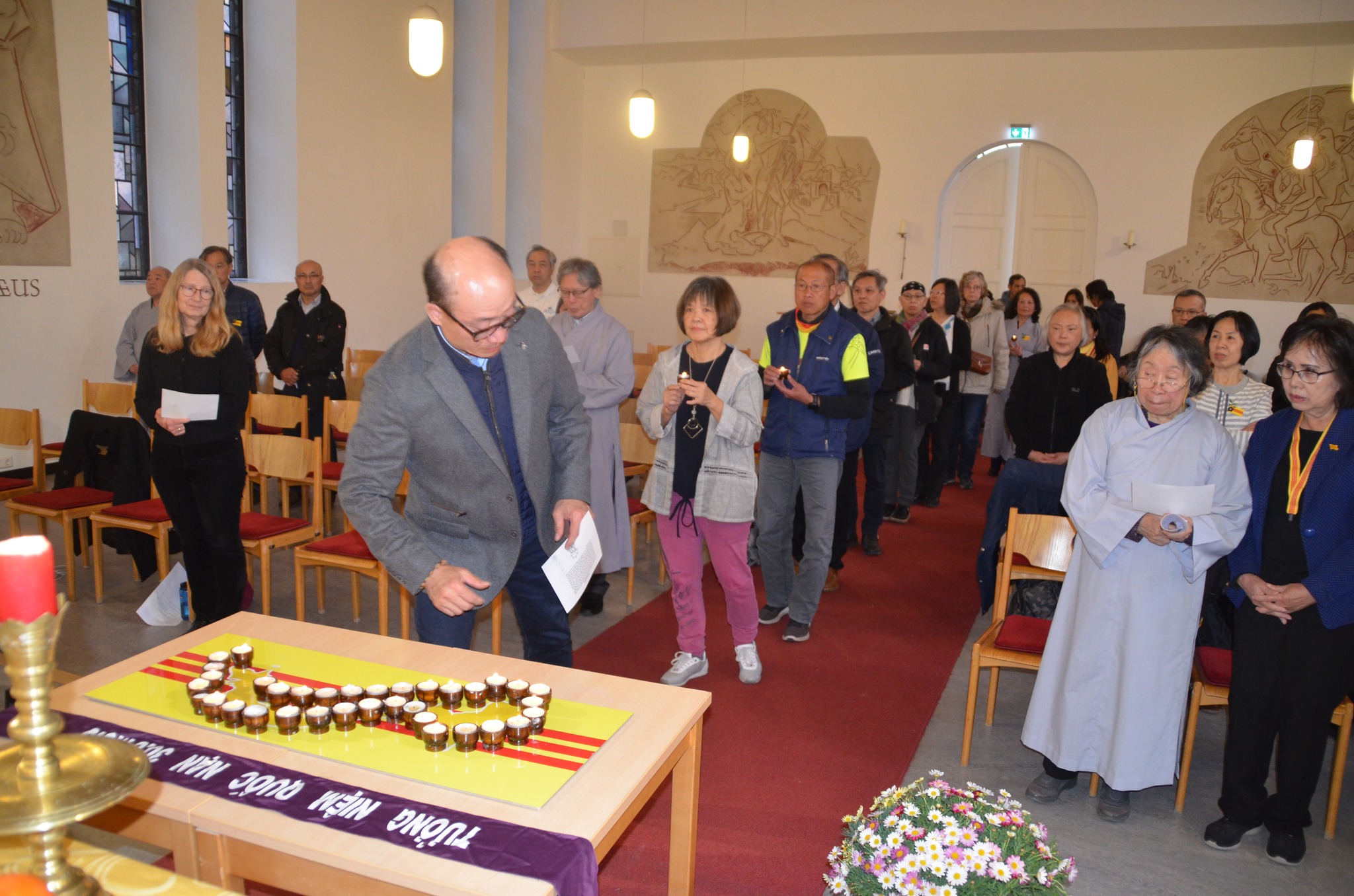 Đốt nến tưởng niệm các nạn nhân của CSVN và cầu nguyện cho Đất Nước tại Nhà thờ Tin Lành Lukaskirche, Berlin hôm 29/4/2023