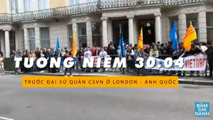 Biểu tình Tưởng Niệm 30 tháng 4, đòi Tự Do Dân Chủ cho Việt Nam trước Đại sứ quán CSVN tại London, Anh Quốc hôm 30/4/2023