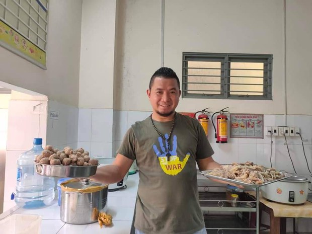 Ông Bùi Tuấn Lâm trong một lần nấu ăn từ thiện trước khi bị bắt giam. Ảnh: FB Peter Lam Bui