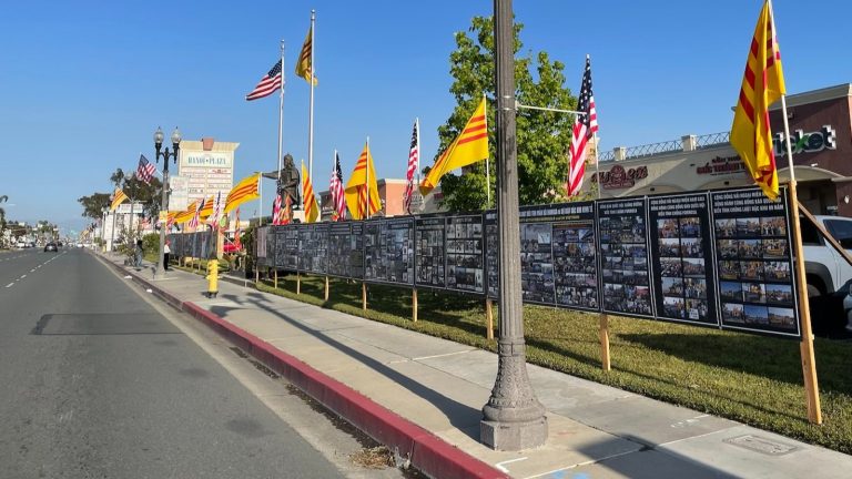 Bức Tường Đen được dựng lên ở khu Little Sài Gòn dịp tưởng niệm 30/4 năm nay, trưng bày các hình ảnh lịch sử ghi lại những dấu ấn của chặng đường tị nạn và những nỗ lực của người Việt trong và ngoài nước trong công cuộc đấu tranh cho một nước Việt Nam tự do, dân chủ, công bằng và thịnh vượng. Ảnh: Cơ sở Việt Tân Orange County, Nam California
