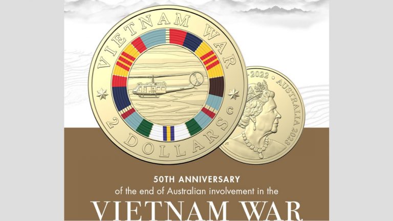 Đồng tiền lưu niệm 2 đô la Úc có hình cờ VNCH. Ảnh: Facebook Royal Australian Mint