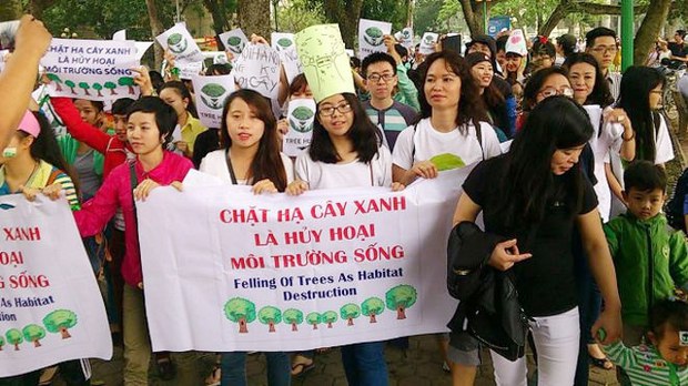 Giới trẻ Hà Nội biểu tình phản đối thành phố Hà Nội chặt 6700 cây xanh vào năm 2015. Ảnh: Facebook