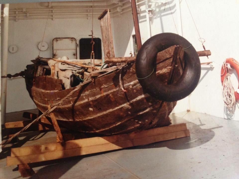 9 người đã vượt biển tìm tự do với chiếc ghe gỗ dài 7 mét, rộng 2 mét này, đầu tháng 9/1984 từ Ngọc Hà, Bà Rịa. Ghe không có máy, chỉ có hai cây chèo và cột buồm bằng sắt. Chiếc ghe đã được đưa về Pháp, lưu giữ tại Viện Bảo Tàng Hàng Hải & Cảng Le Havre (Pháp) từ năm 1984. Đến năm 2023 thì được trao lại cho Viện Bảo Tàng Di Sản Người Việt, trụ sở đặt tại Nam California