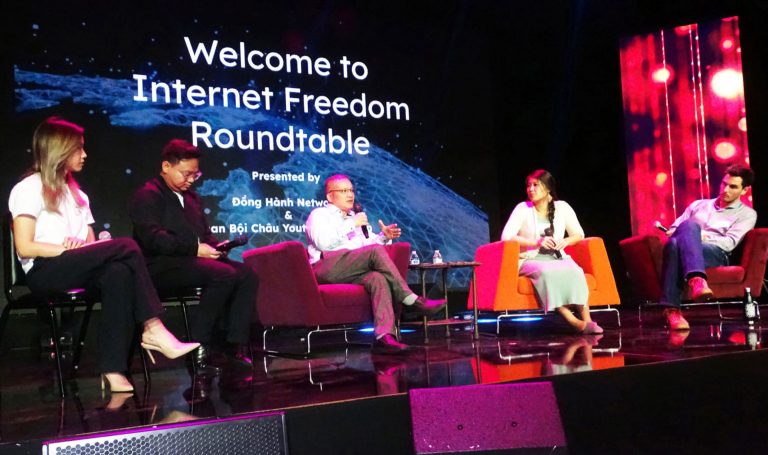 Các diễn giả tham gia hội thảo “Tự Do Internet tại Việt Nam,” tại đài truyền hình SBTN, Garden Grove, Nam California. Ảnh: Lâm Hoài Thạch/ Người Việt