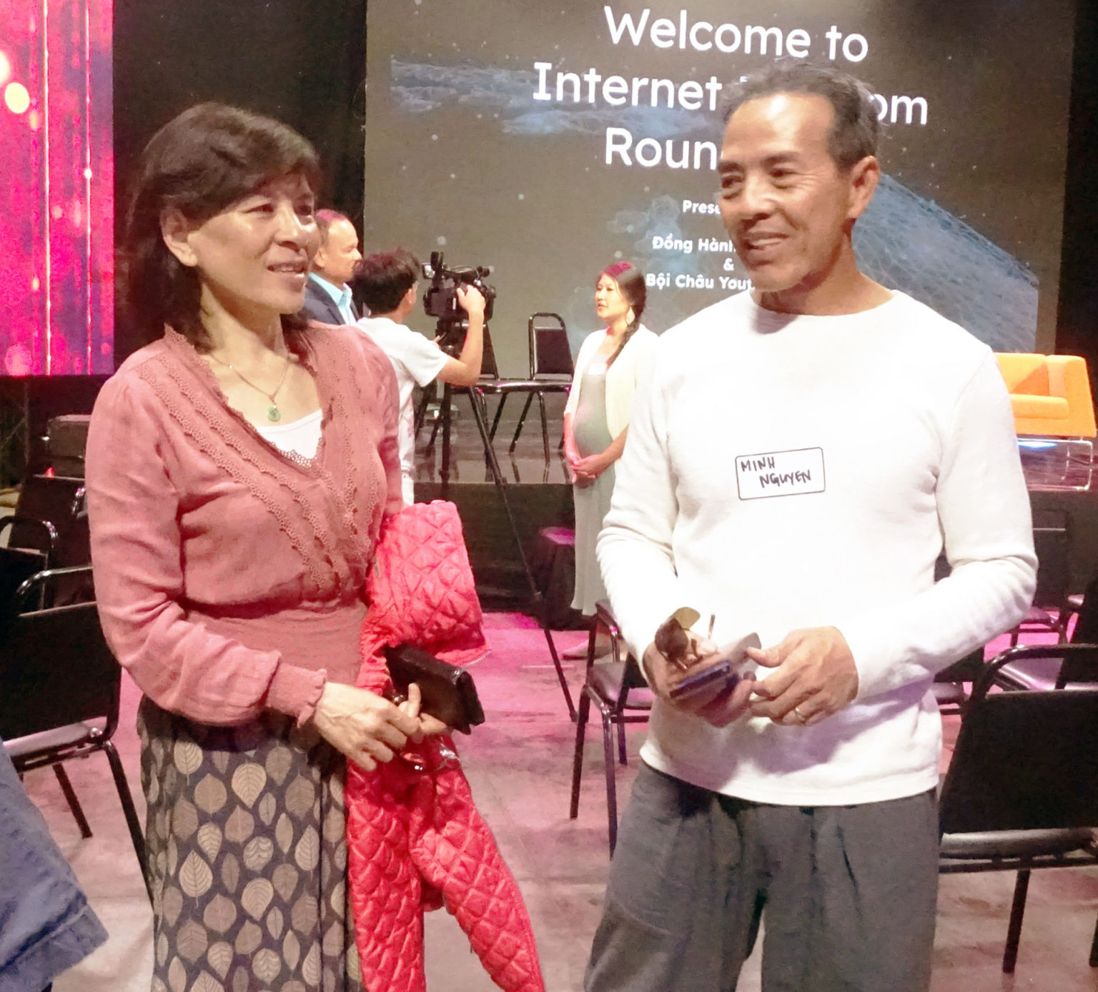 Vợ chồng ông Minh Nguyễn tham dự hội thảo “Tự Do Internet tại Việt Nam” tổ chức tại đài truyền hình SBTN, Garden Grove. Ảnh: Lâm Hoài Thạch/Người Việt