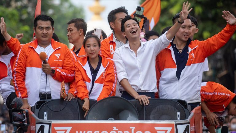 Pita Limjaroenrat (áo trắng), lãnh đạo của đảng Move Forward, vẫy tay chào những người ủng hộ ông, Bangkok,15/4/2023. Ảnh: AP/ Wason Wanichakorn