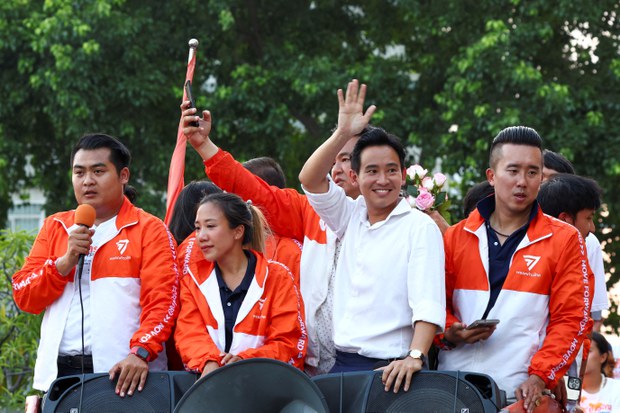 Lãnh đạo đảng Move Forward và là ứng cử viên thủ tướng Pita Limjaroenrat (áo trắng) ăn mừng thắng cử ngày 15 tháng 5 năm 2023. Ảnh: Reuters