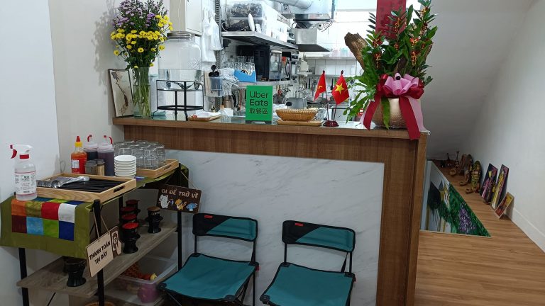 Một tiệm đồ ăn Việt Nam ở Đài Bắc có treo cờ đỏ và cờ búa liềm đảng CSVN. Ảnh: FB Nguyễn Trường Sơn
