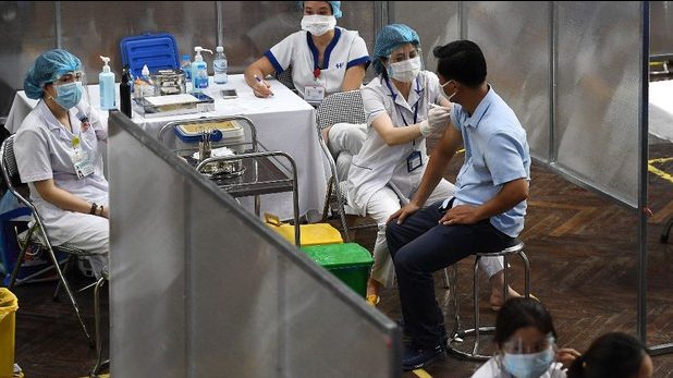 Tiêm vắc-xin Covid-19 cho người dân. Ảnh: AFP