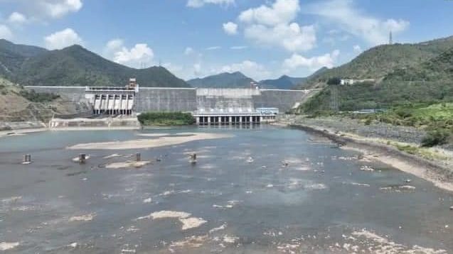 Hồ thuỷ điện Sơn La lớn nhất Việt Nam bị cạn nước. Ảnh chụp báo Tuổi Trẻ