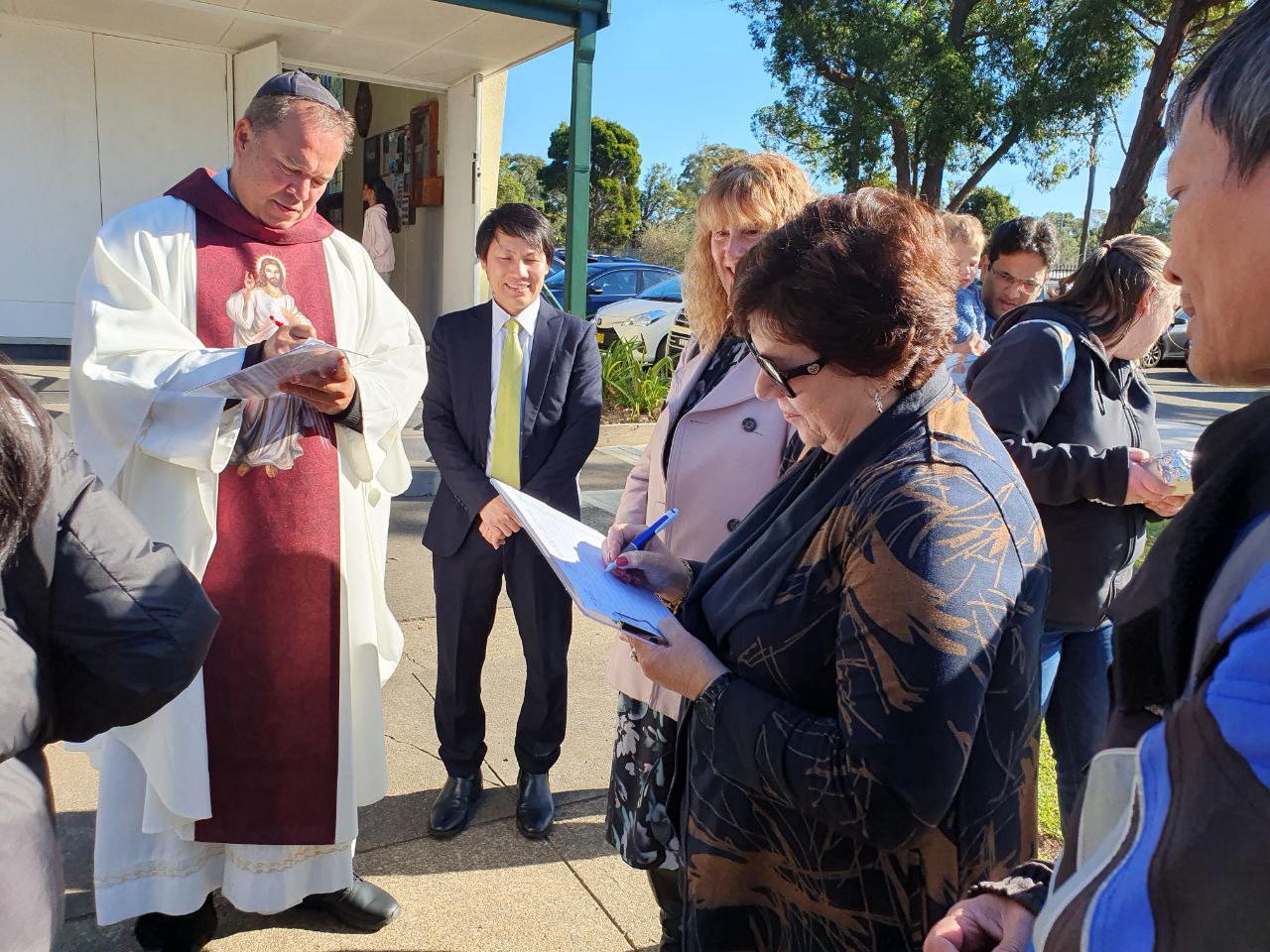 Linh mục Úc và các giáo dân Úc, Việt hưởng ứng, ký tên vào thỉnh nguyện thư "Hoàng Sa là của Việt Nam." Ảnh: Đảng bộ Việt Nam Sydney
