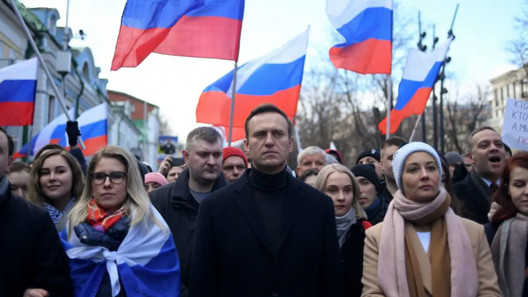Lãnh đạo phe đối lập Nga Alexei Navalny và vợ Yulia trong cuộc biểu tình tuần hành ở trung tâm thành phố Moscow năm 2020 để tưởng nhớ nhà phê bình Điện Kremlin bị sát hại - ông Vladimir Nemtsov. Ông Navalny bị đầu độc suýt chết vài tháng sau đó (tháng 8/2020) và hiện đang bị cầm tù ở Nga. Ảnh: Kirill Kudryavtsev/ AFP qua Getty Images