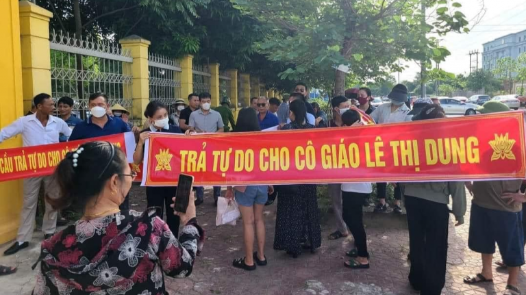 Băng rôn đòi trả tự do cô giáo Lê Thị Thu bên ngoài tòa án. Ảnh: Mạng xã hội