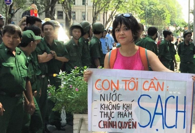 Nhà hoạt động Hoàng Thị Minh Hồng trong một lần tham gia biểu tình vì môi trường tại Hà Nội. Ảnh: Facebook Hong Hoang