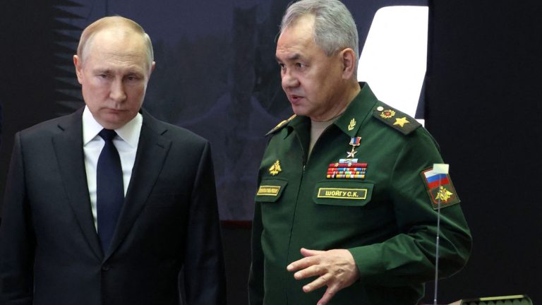 Ông Vladimir Putin (trái), tổng thống Nga, và ông Sergei Shoigu, bộ trưởng Quốc Phòng Nga. Ảnh minh họa: Mikhail Kireyev/Sputnik/ AFP via Getty Images