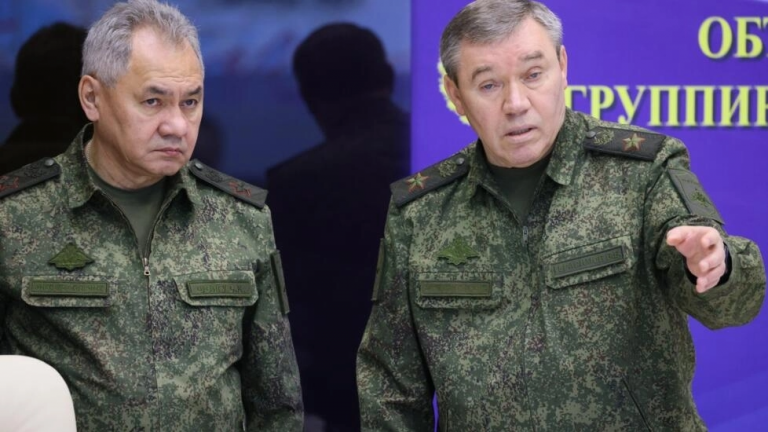 Bộ trưởng Quốc phòng Nga Sergei Shoigu và Tổng tham mưu trưởng quân đội, tướng Valeri Gerassimov trong một cuộc họp với Tổng thống Nga Vladimir Putin tháng 12/2022. Ảnh: AP - Gavriil Grigorov