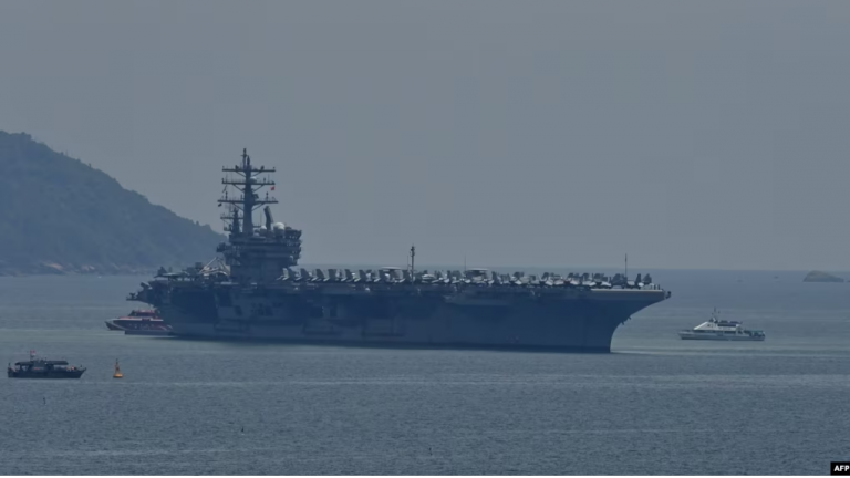 Tàu sân bay USS Ronald Reagan của Mỹ tiến vào cảng ở Đà Nẵng hôm 25/6/2023. Ảnh: AFP