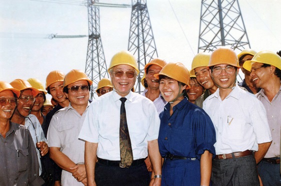 Thủ tướng Võ Văn Kiệt kiểm tra công tác dựng cột đường dây 500kV Bắc - Nam. Ảnh: EVN