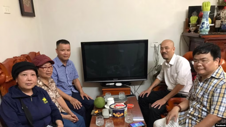 Bạn bè đến thăm ông Lê Anh Hùng (áo xanh, thứ ba, bên trái) ngày 5/7/2023. Ảnh: Facebook Đặng Bích Phượng