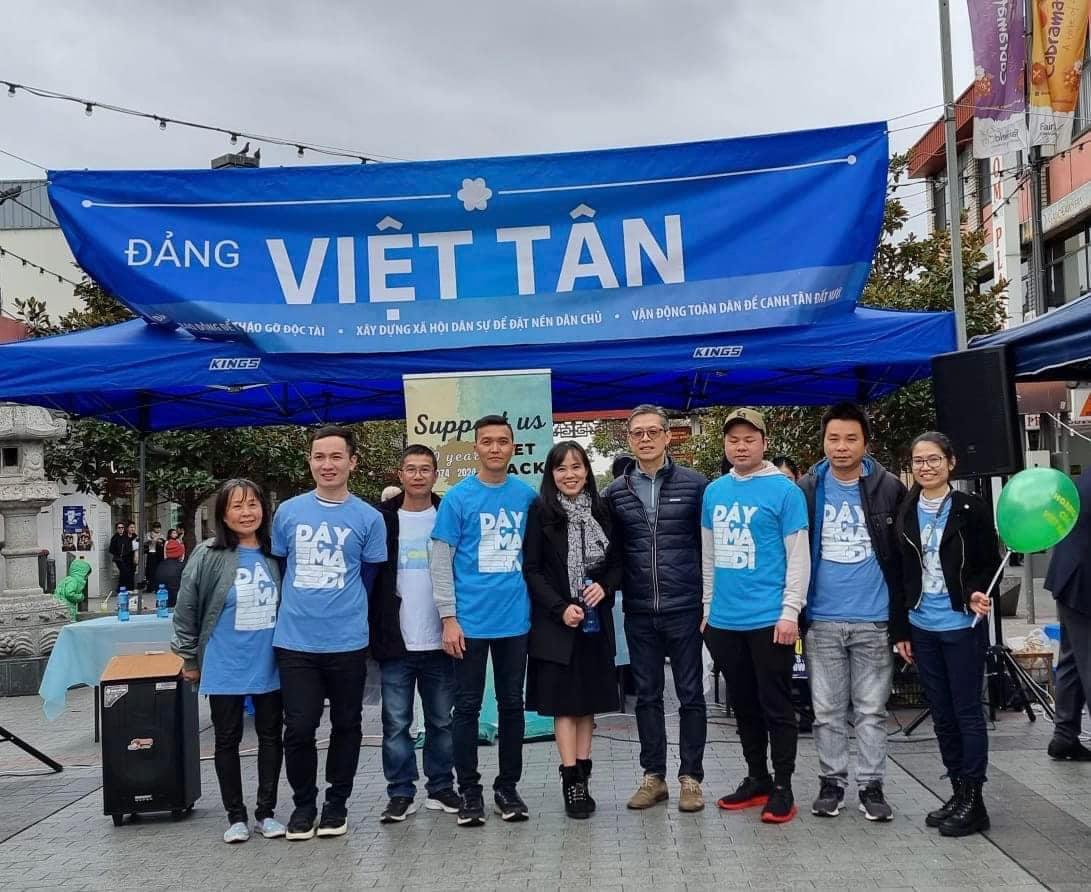 Việt Tân Cơ sở Sydney xuống đường phát bong bóng "Hoàng Sa là của Việt Nam!" hôm 16/7/2023. Ảnh: Việt Tân Cơ sở Sydney, Úc Châu