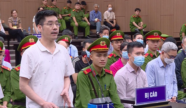 Bị cáo Hoàng Văn Hưng - cựu điều tra viên vụ án - tại phiên xử vụ "chuyến bay giải cứu." Ảnh: Tiền Phong